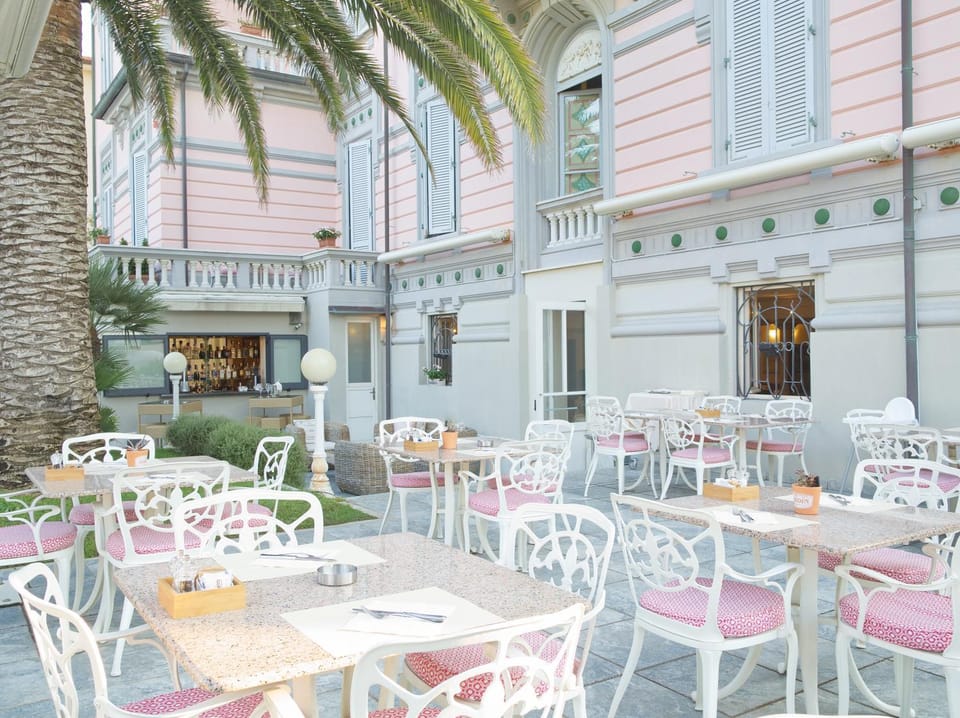 Property building, Patio, Restaurant/places to eat, Balcony/Terrace, Banquet/Function facilities, Swimming pool, Continental breakfast, Lunch, Alcoholic drinks, Non alcoholic drinks