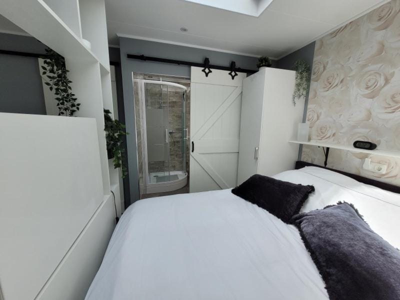 Bathroom, Bedroom