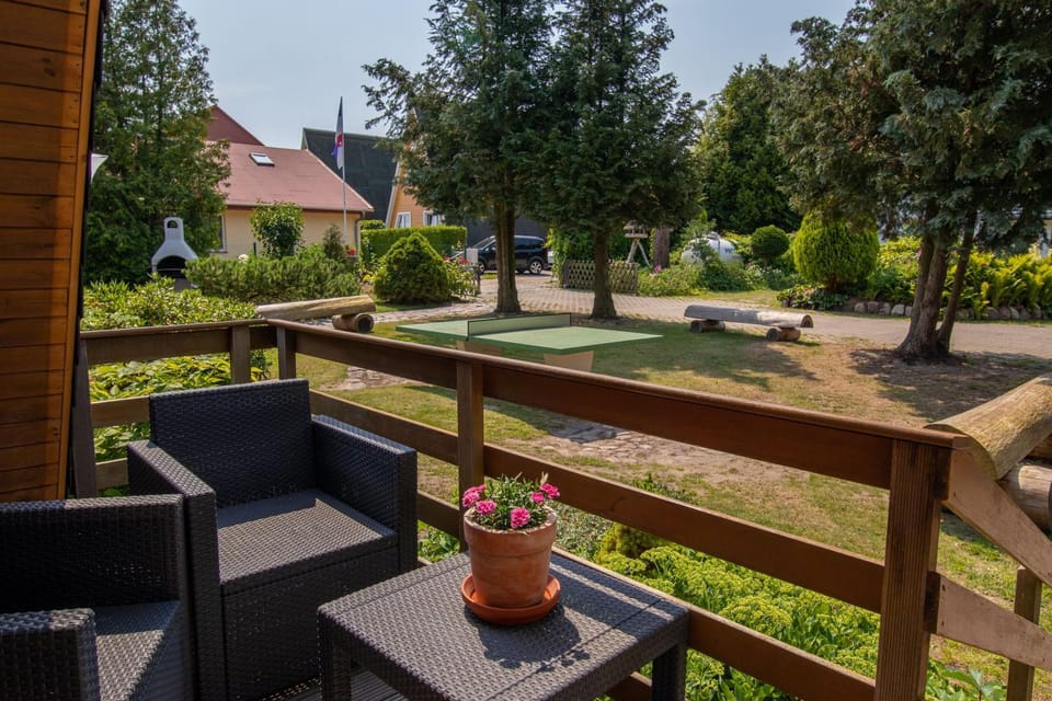 Property building, Balcony/Terrace, Seating area, Garden view