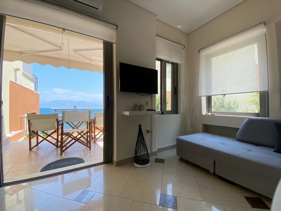 Communal lounge/ TV room, Natural landscape, Living room, Seating area, Sea view
