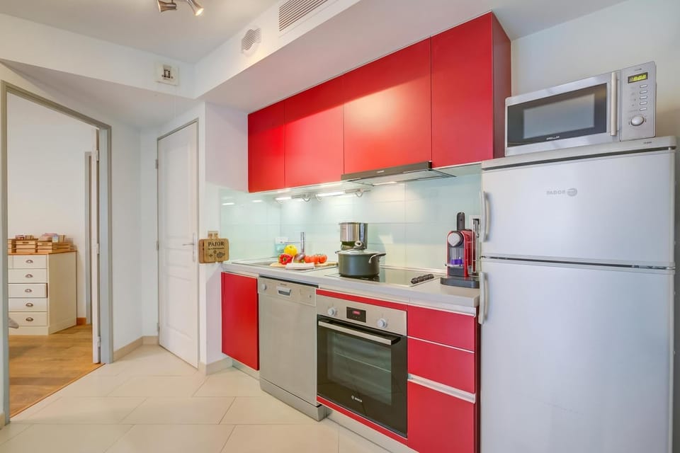 Kitchen or kitchenette