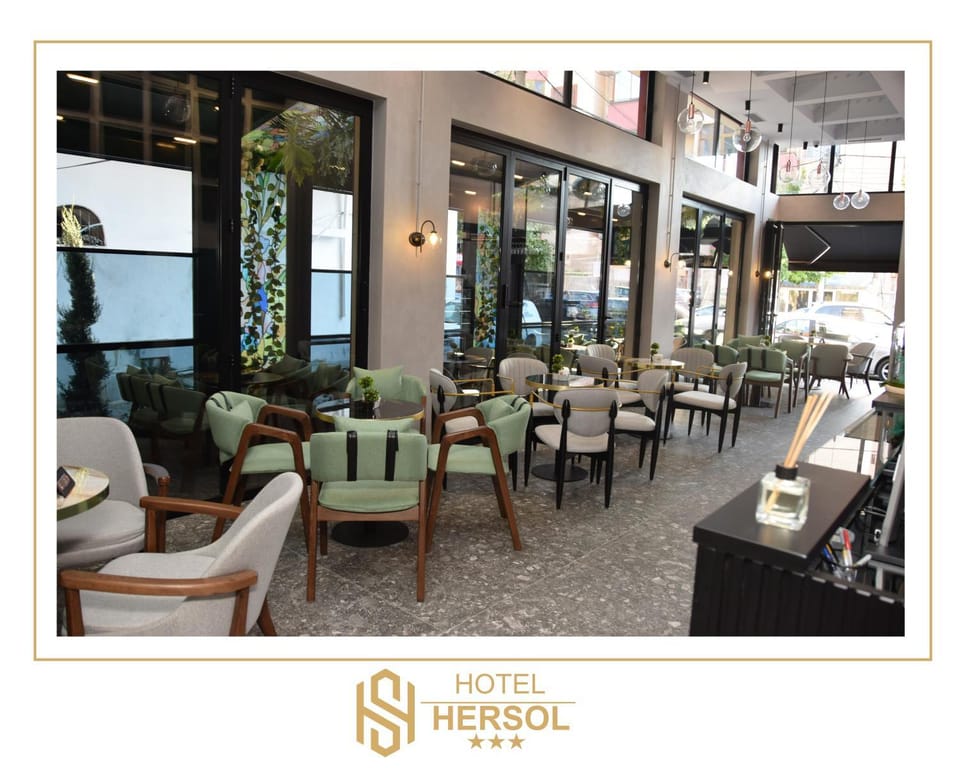 Restaurant/places to eat, Lounge or bar