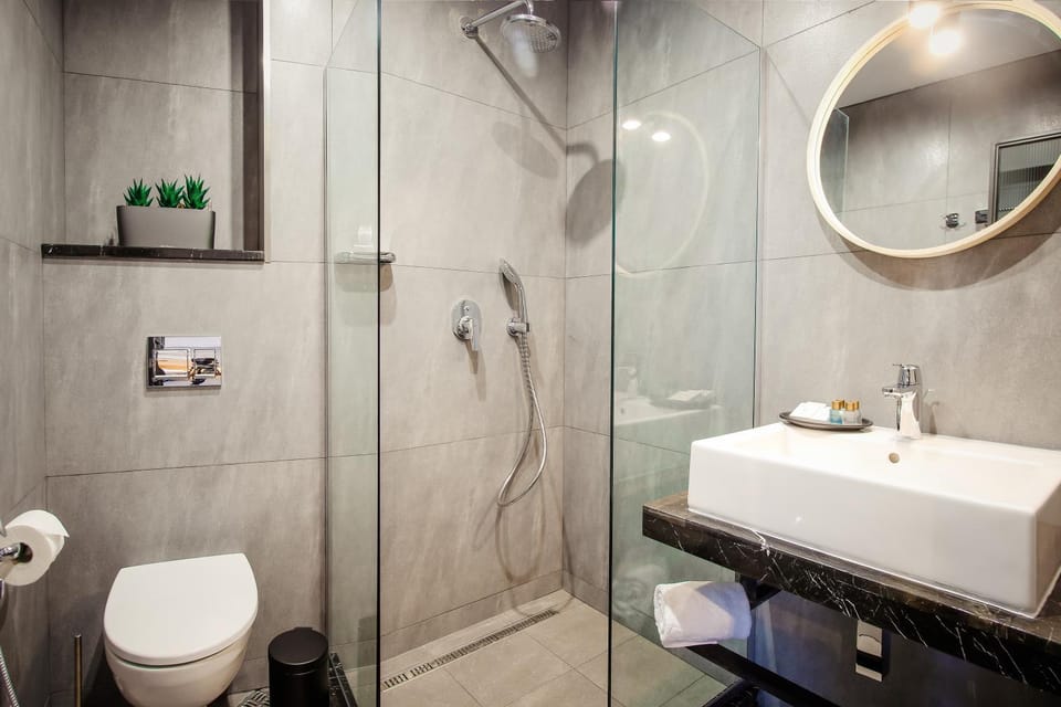 Shower, Toilet, Bathroom, bidet, towels