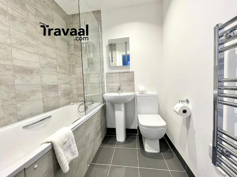Travaal.©om - 3 Bed Serviced Apartment Farnborough Apartment in Farnborough