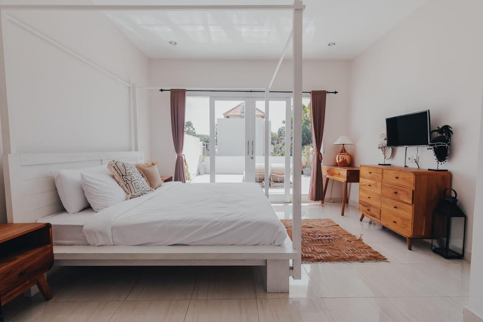 Bed, TV and multimedia, Photo of the whole room, Bedroom