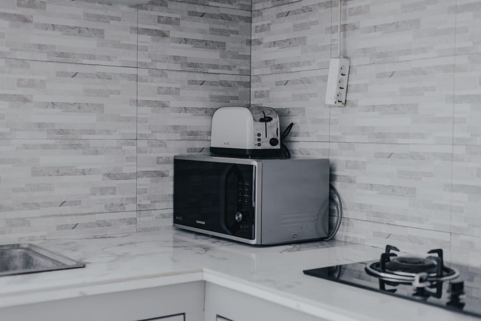 Kitchen or kitchenette, minibar, stove, toaster