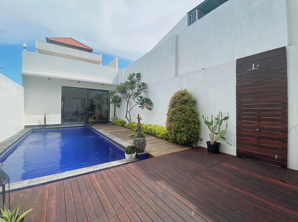 Property building, Day, Pool view, Swimming pool