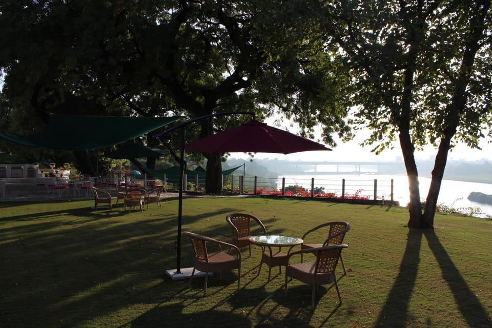 Garden, View (from property/room), Seating area, River view