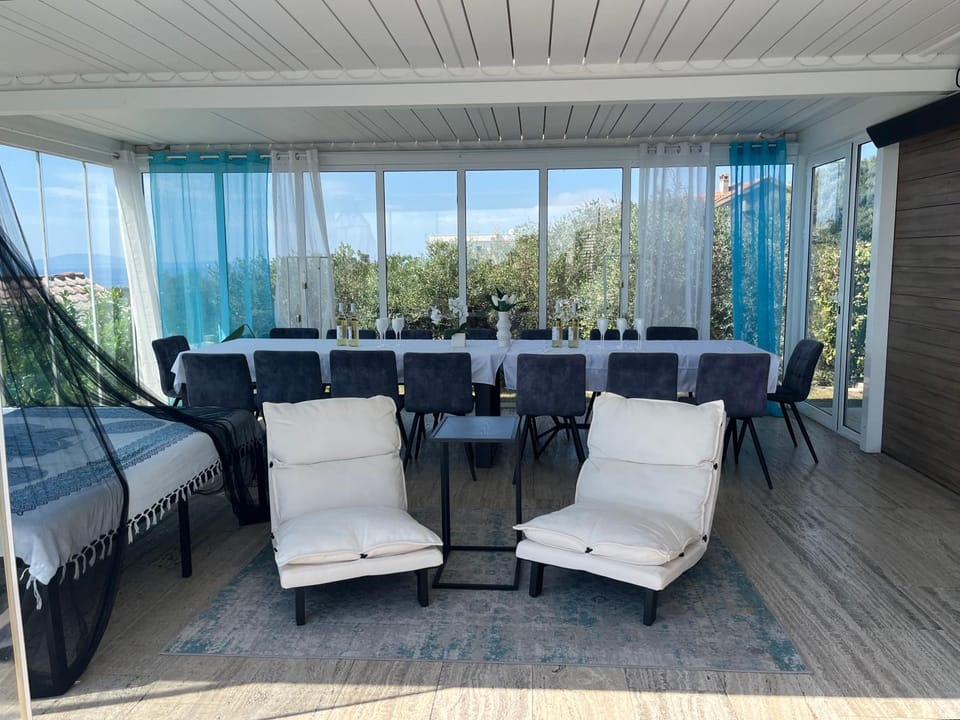 Living room, Seating area, Dining area