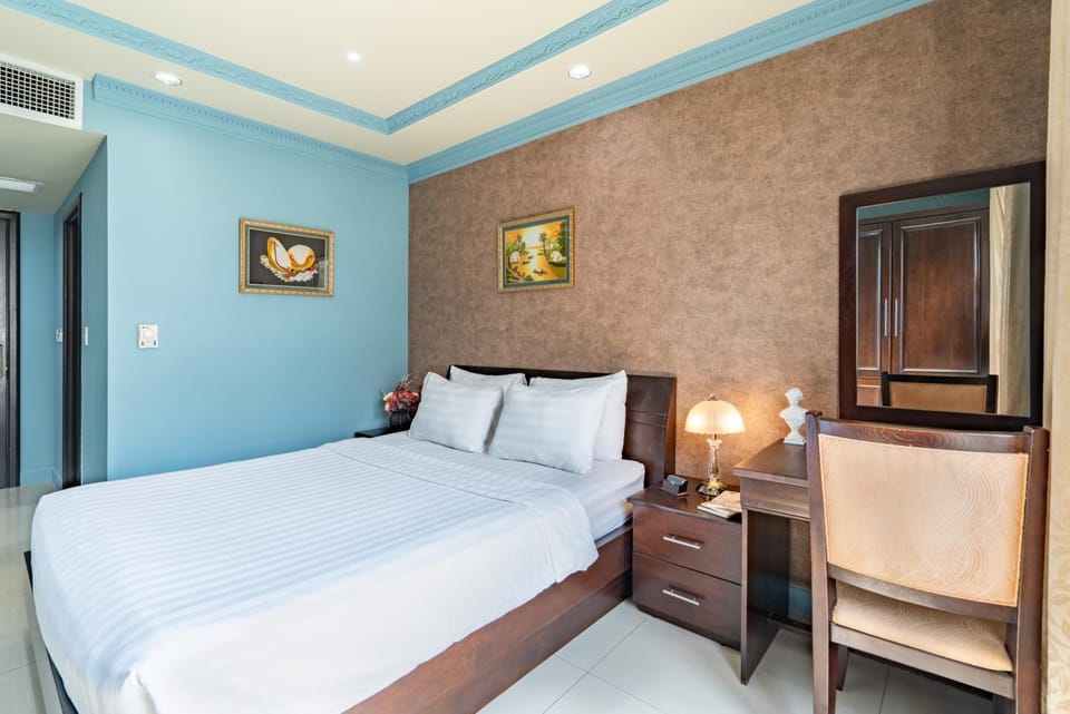 Photo of the whole room, Bedroom