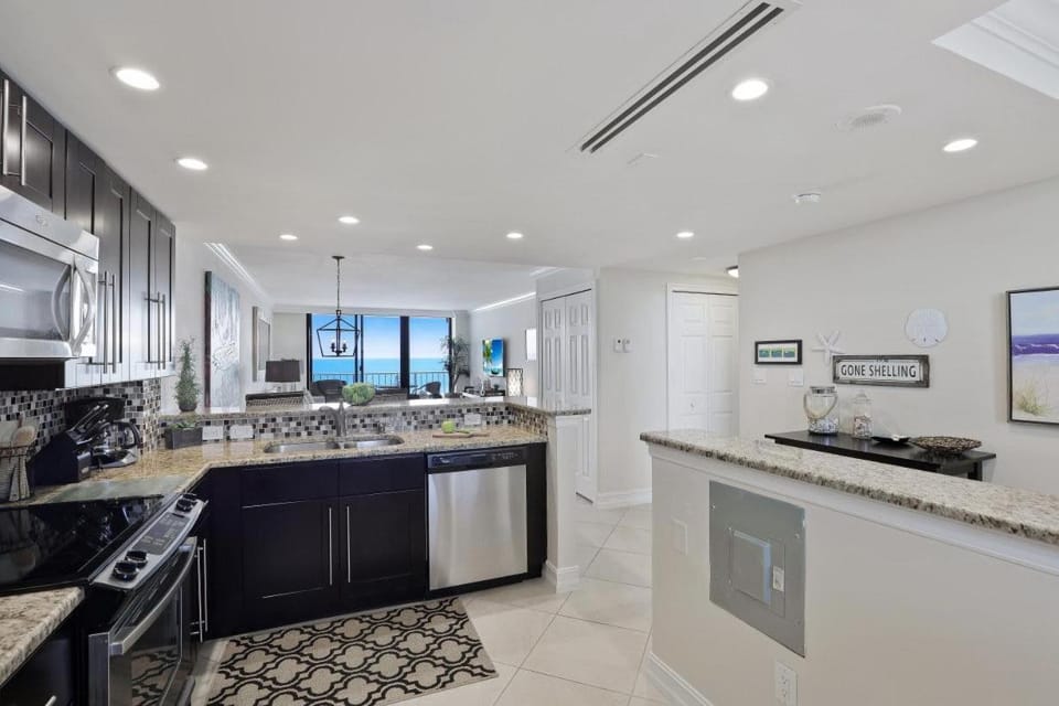 Condo on beach with pool, gym and tennis courts House in Marco Island