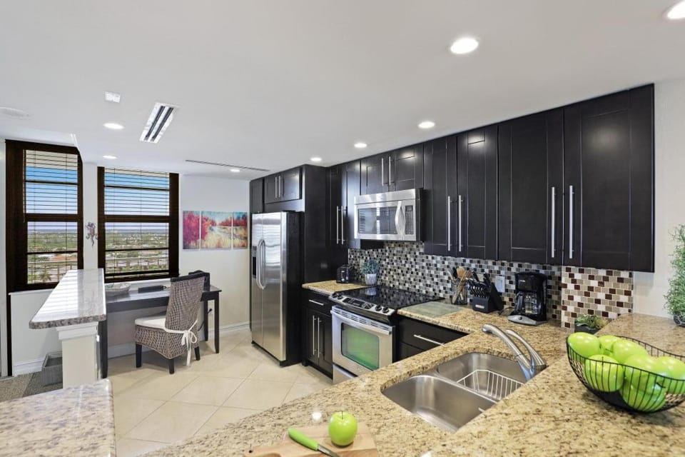 Condo on beach with pool, gym and tennis courts House in Marco Island