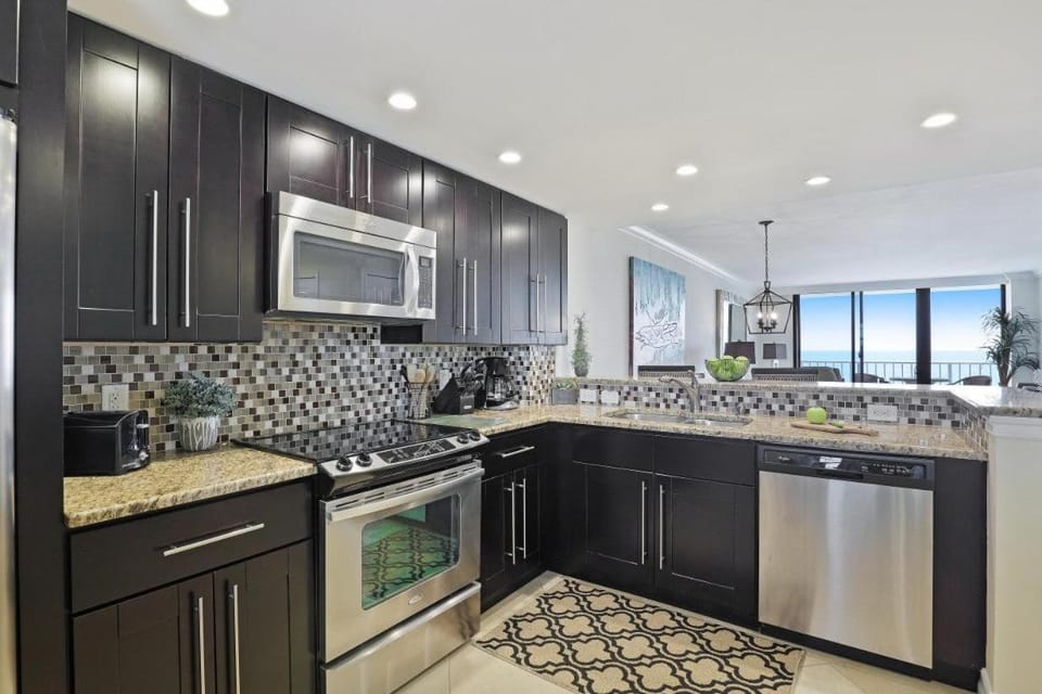 Condo on beach with pool, gym and tennis courts House in Marco Island
