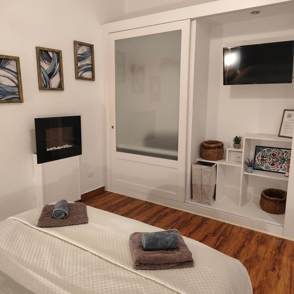 Bed, TV and multimedia, towels