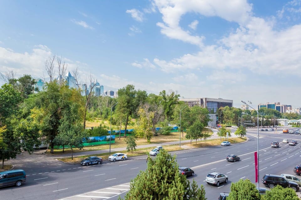 Day, Neighbourhood, City view, Street view, Location, Parking