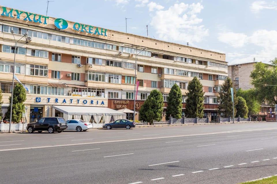 Property building, Day, Neighbourhood, City view, Location, Parking