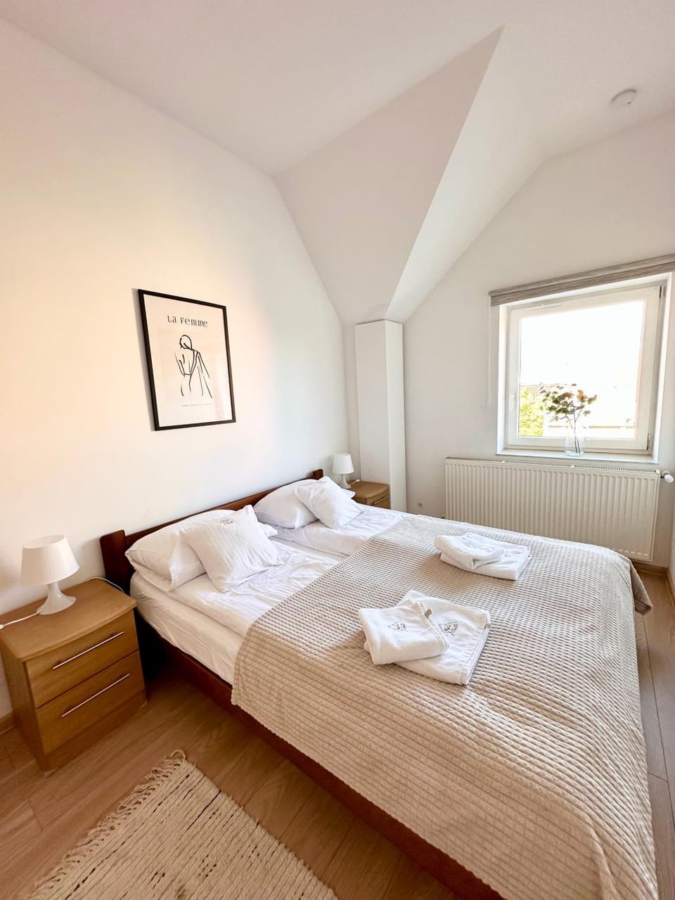 Bed, Photo of the whole room, Decorative detail, Bedroom, towels
