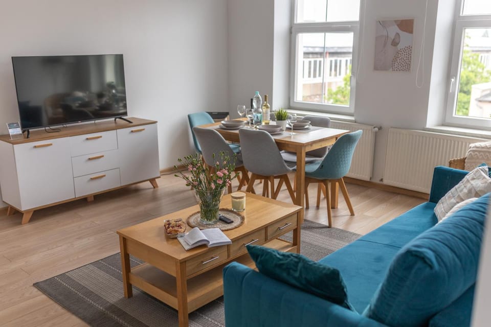 Communal lounge/ TV room, TV and multimedia, Living room, Seating area, Dining area