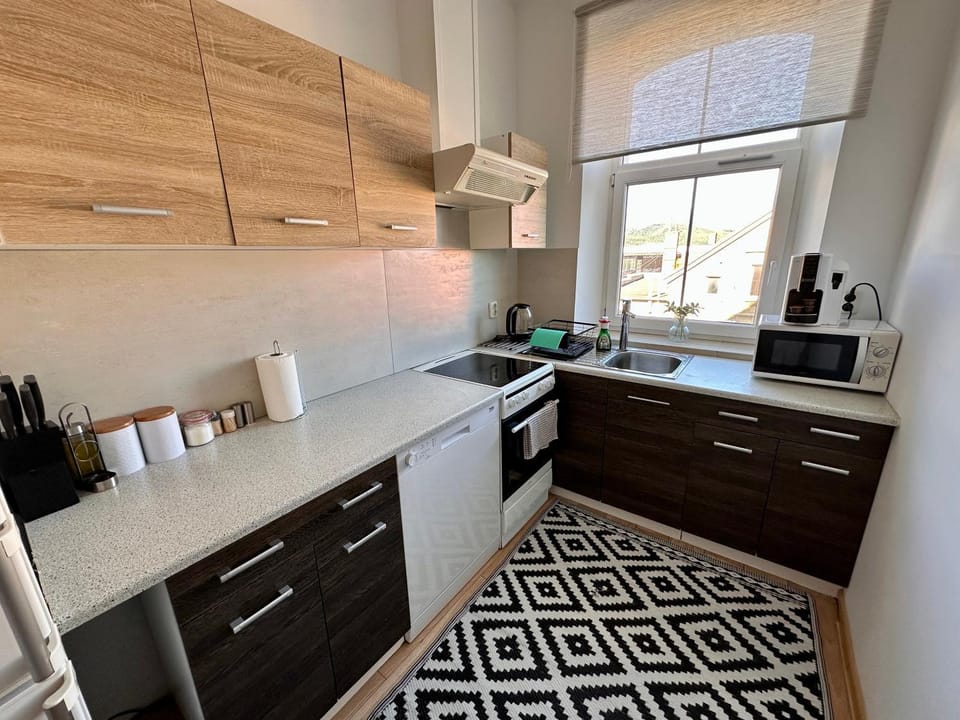 Coffee/tea facilities, Kitchen or kitchenette, dishwasher, microwave, oven, stove, toaster
