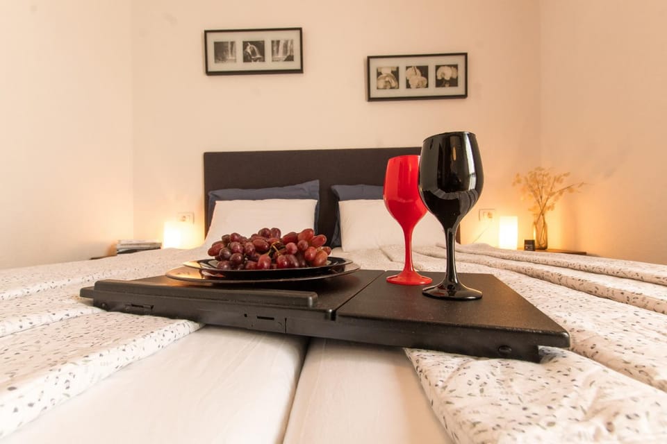 Bed, Food and drinks