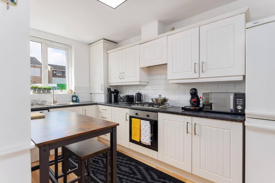 Coffee/tea facilities, Dining area, oven, stove, toaster, kitchen