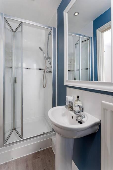 Shower, Bathroom, towels