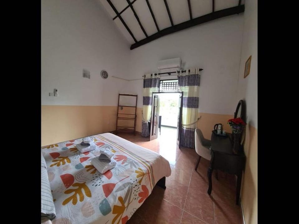 Ja-Elas French Touch 5 Bed and Breakfast in Western Province
