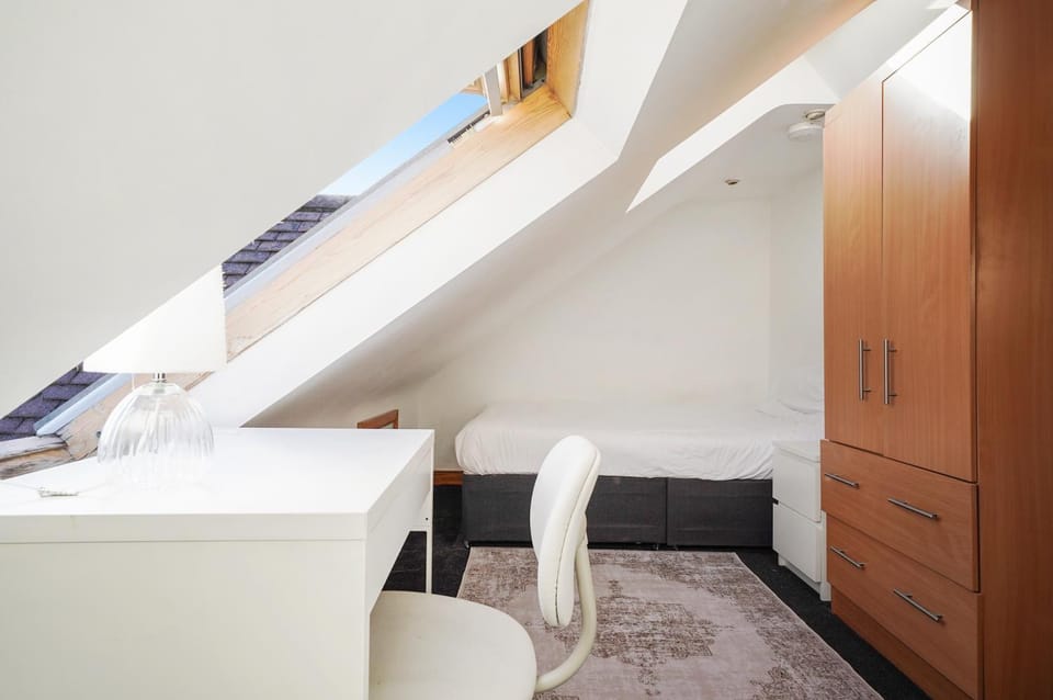 Bed, Photo of the whole room