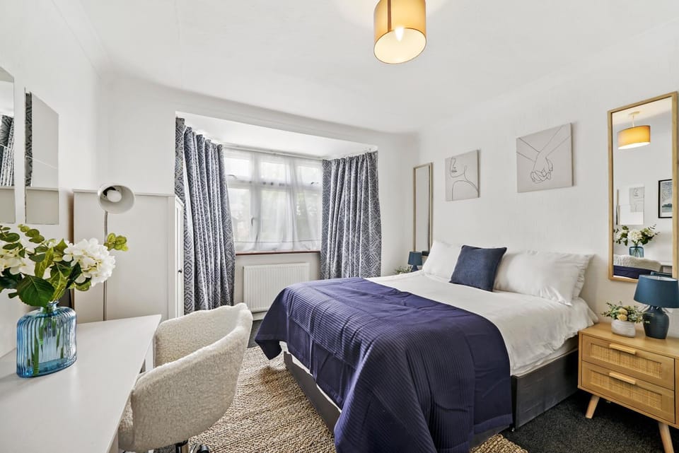 Bed, Photo of the whole room, Bedroom