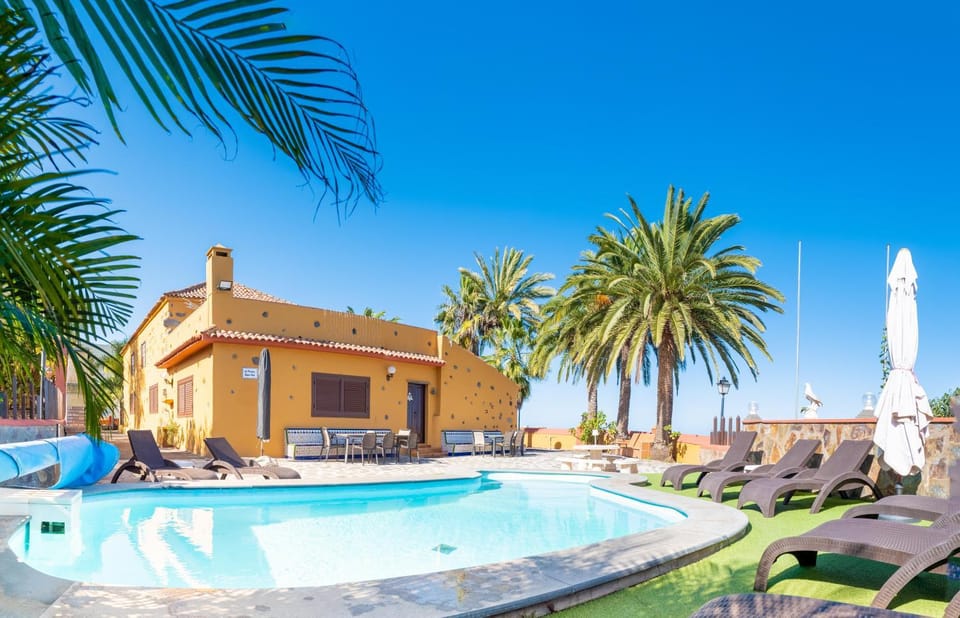 Property building, Day, Pool view, Swimming pool, sunbed