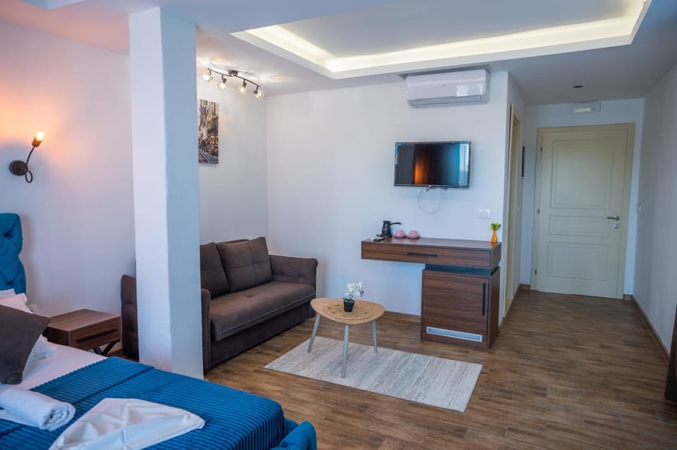 Communal lounge/ TV room, Bed, TV and multimedia, Living room, Photo of the whole room, Seating area, Dining area, Evening entertainment, Bedroom, air conditioner