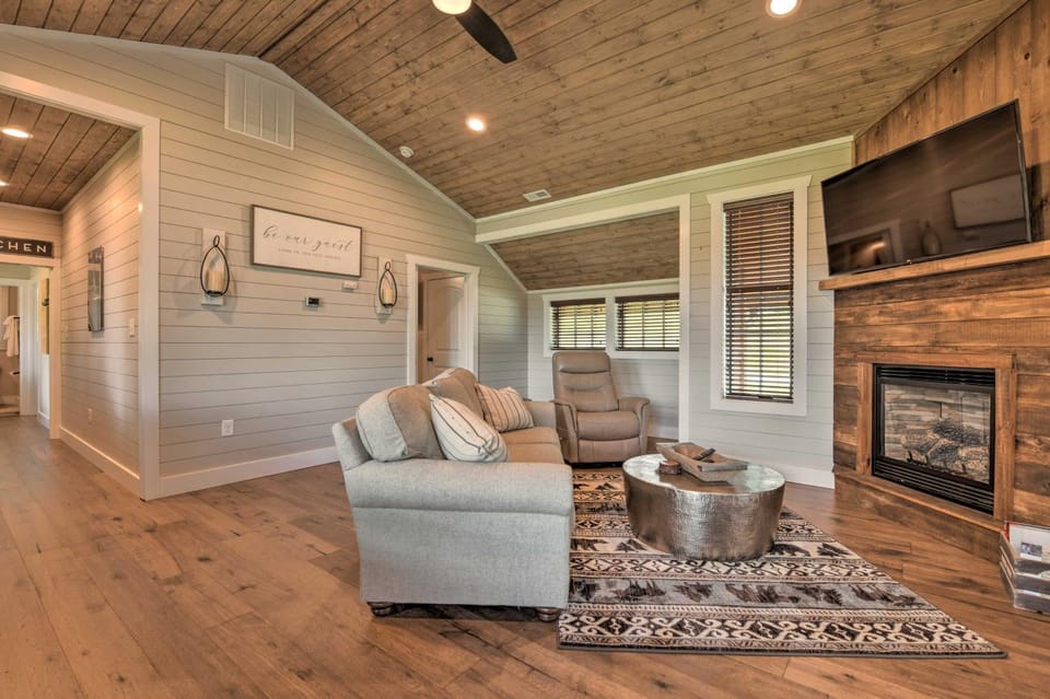Hike, Ski & More! Pet-Friendly Home in Glenville House in Tennessee