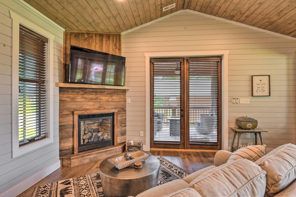 Hike, Ski & More! Pet-Friendly Home in Glenville House in Tennessee