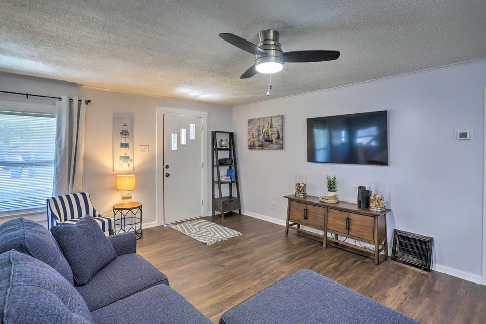 Lorain Lake Cottage Less Than 1 Mi to Lake Erie Fun! House in Lake Erie