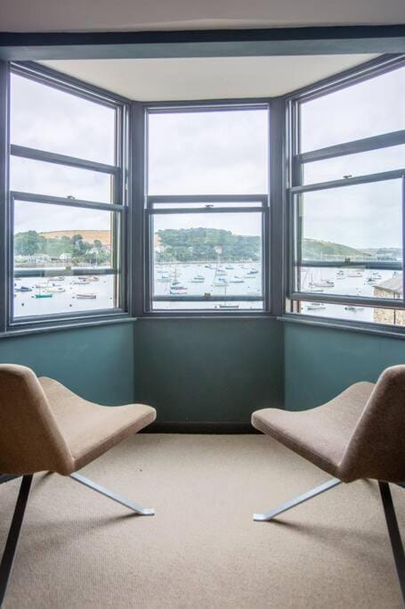 4 Bedroom Cottage with panoramic Harbour views House in England