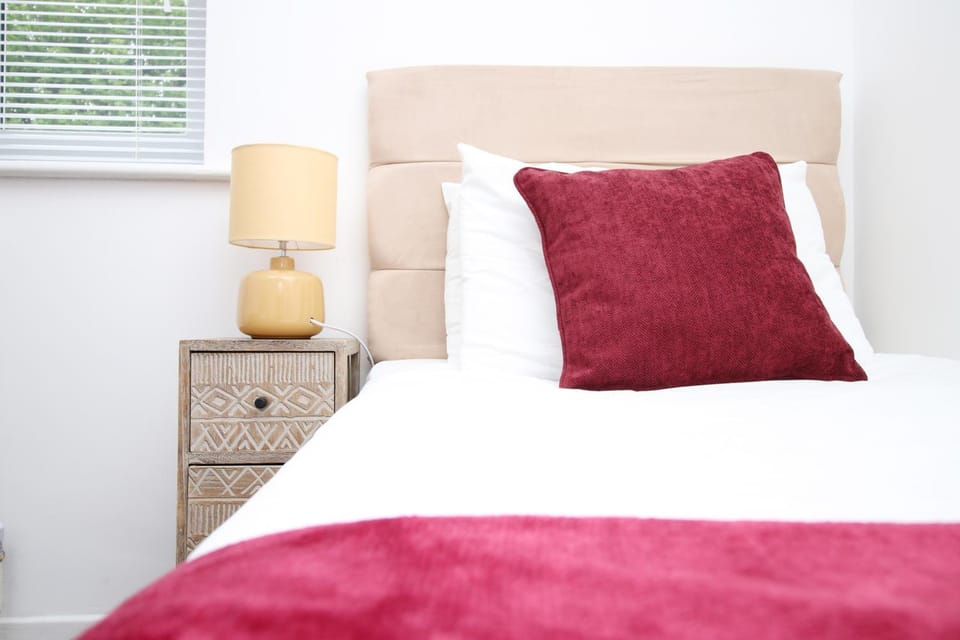 2 Bedroom House on Holmes Hill Road- Free Parking, Wi-Fi & Patio House in Bristol
