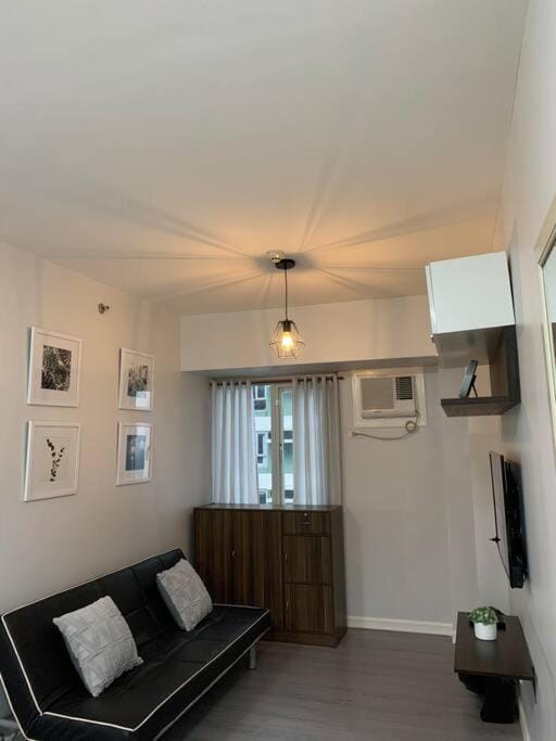 Cozy 1 Bedroom near Alabang Town Center and Molito with Wifi and Netflix Apartment in Muntinlupa