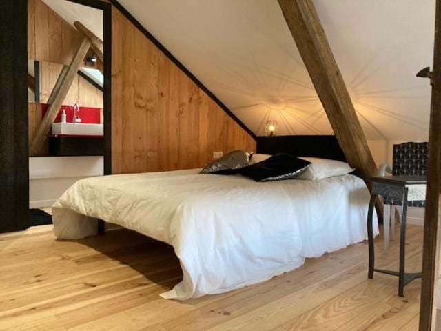Toilet, Bed, Bathroom, Photo of the whole room, Bedroom