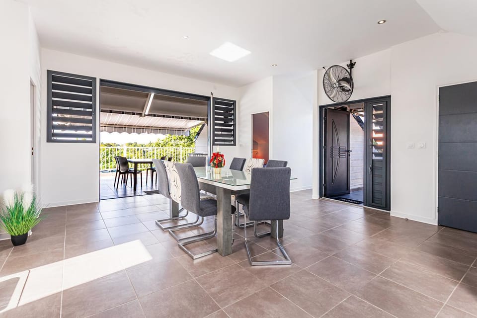 Seating area, Dining area