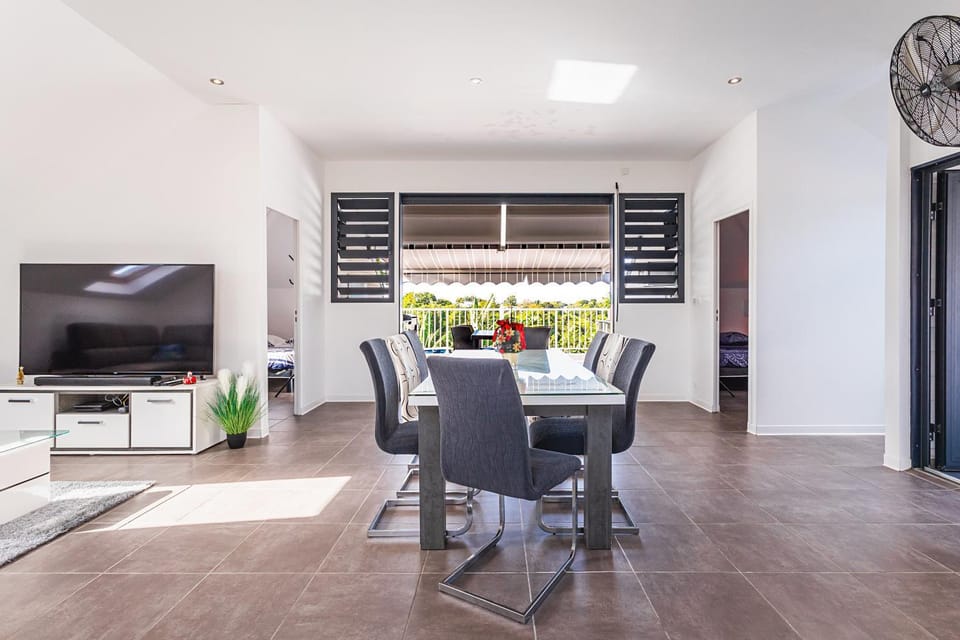 Communal lounge/ TV room, TV and multimedia, Living room, Seating area, Dining area
