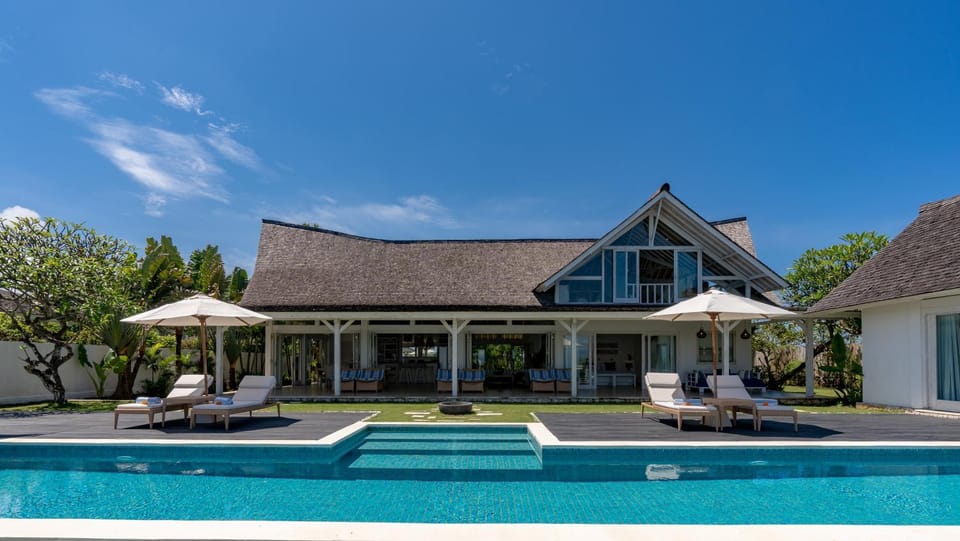 Property building, Patio, Day, Garden, Garden view, Pool view, Swimming pool, sunbed