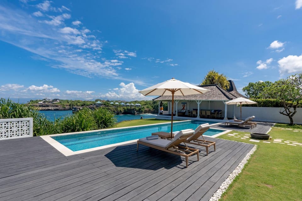 Day, Natural landscape, Pool view, Swimming pool, sunbed