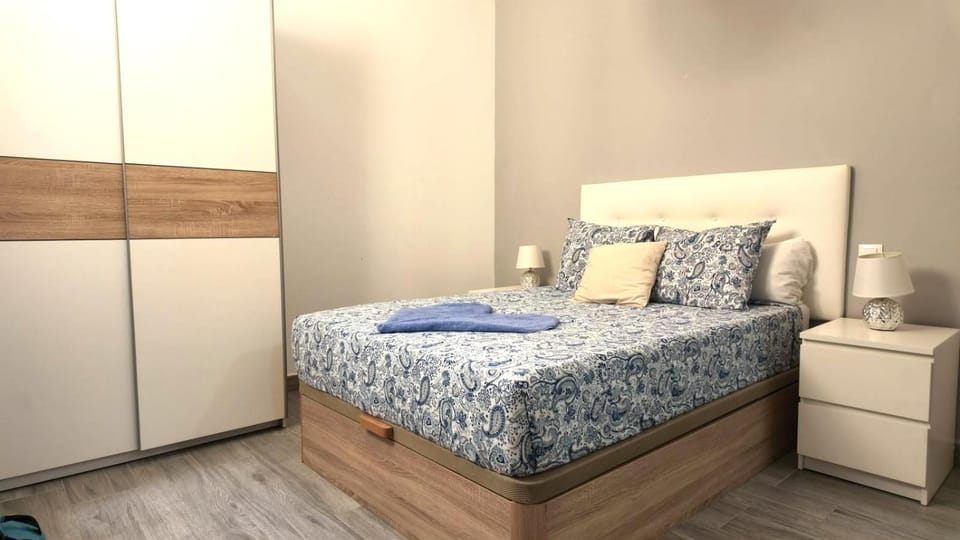 Bed, Photo of the whole room, towels, wardrobe
