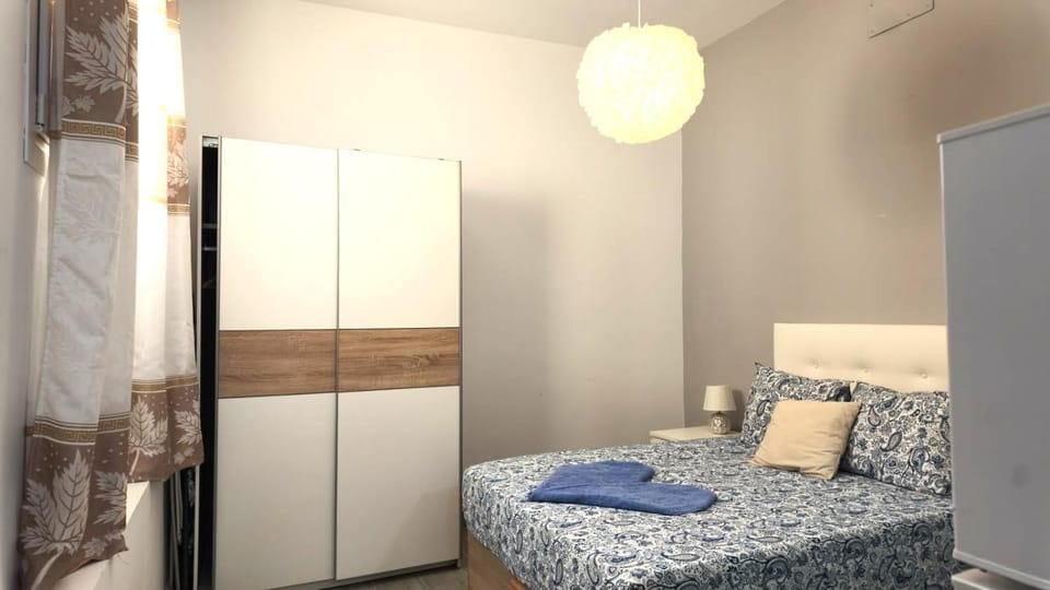 Bed, Photo of the whole room, Inner courtyard view, towels, wardrobe
