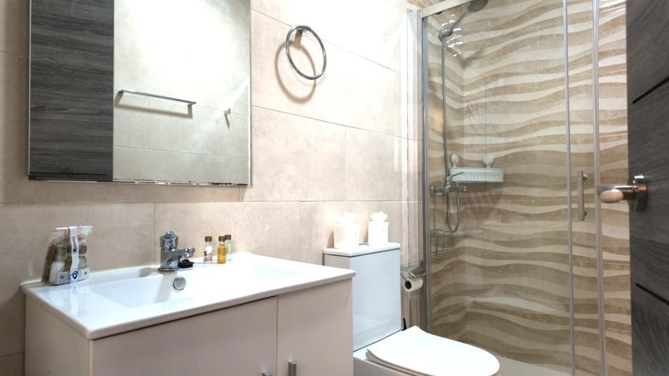 Shower, Toilet, Bathroom, towels