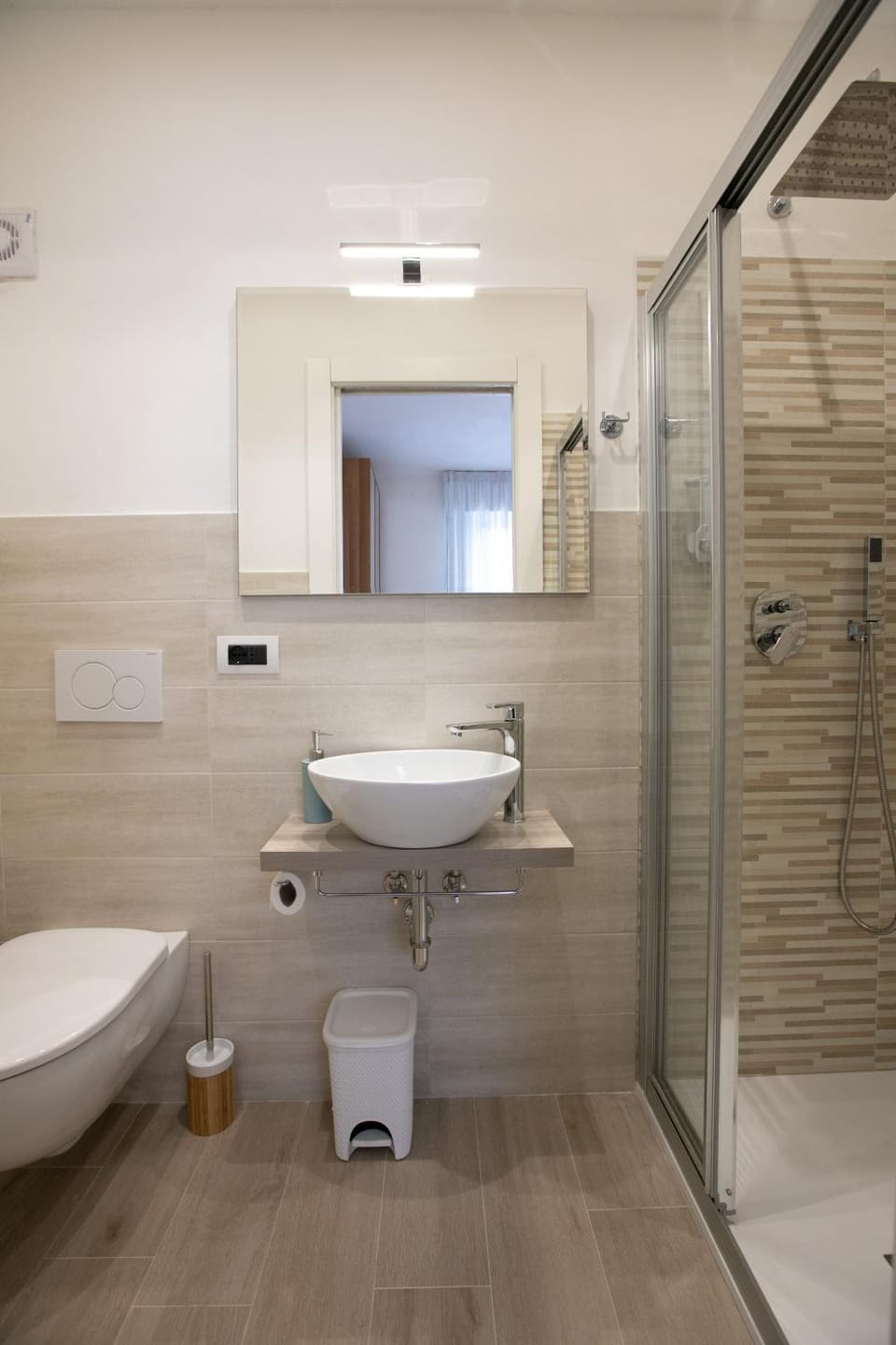 Shower, Toilet, Bathroom, bidet, towels