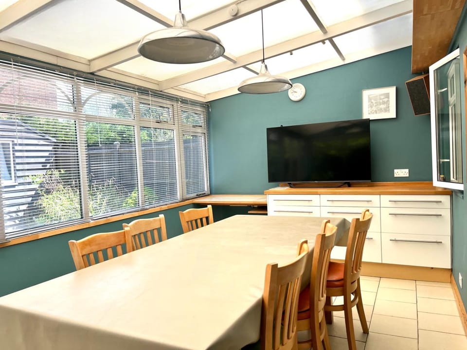 Property building, Restaurant/places to eat, Breakfast