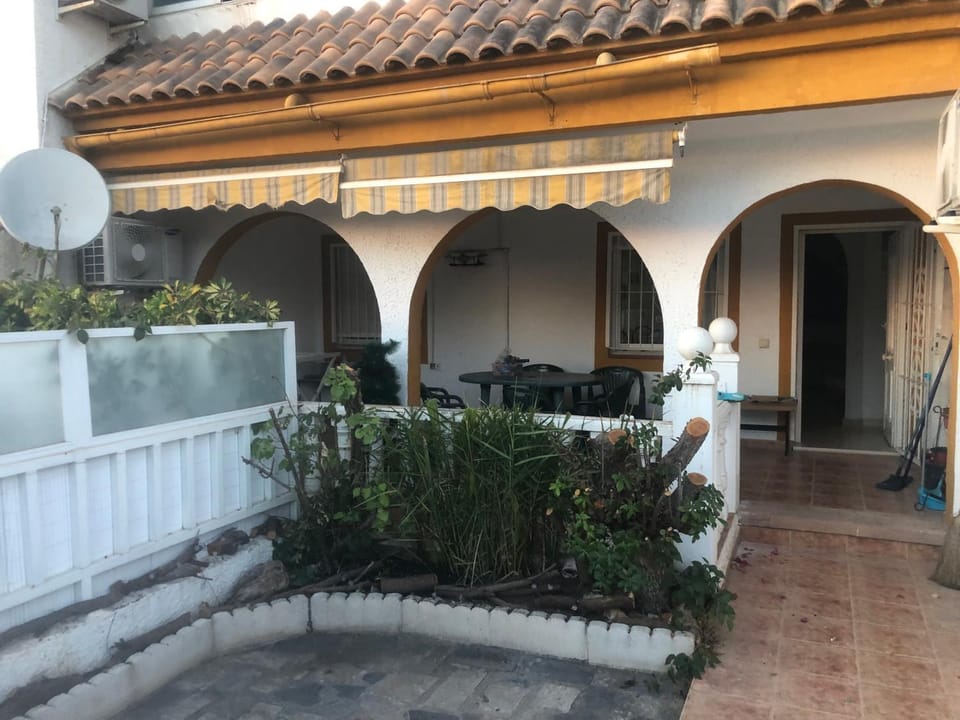 Facade/entrance, Balcony/Terrace