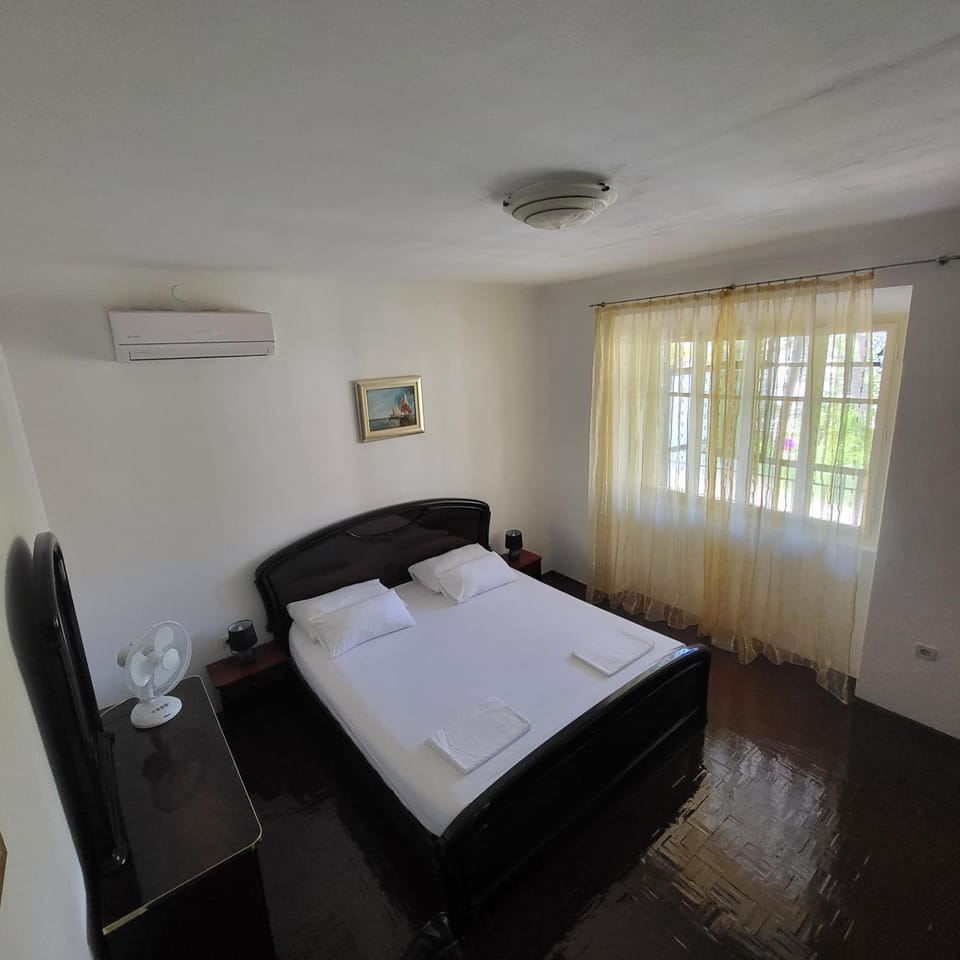 Bed, Bedroom, air conditioner