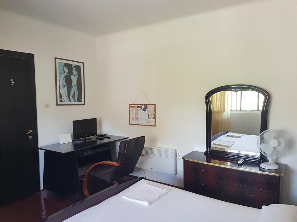 Bed, TV and multimedia, Decorative detail, Bedroom, heating, internet, internet, towels